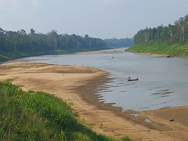 Seca no Amazonas afeta poos e municpio de Envira raciona gua