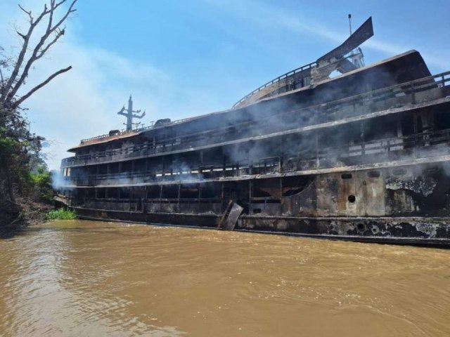 Veja como ficou o barco M Monteiro aps incndio que causou mortes e feridos em Uarini