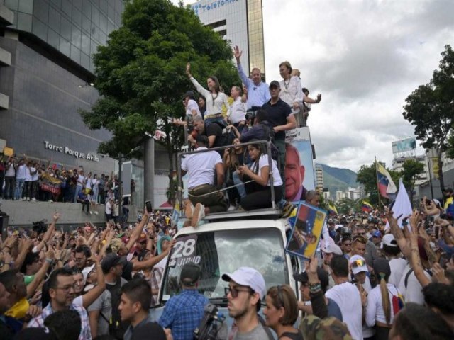 Populao protesta contra reeleio contestada de Maduro na Venezuela