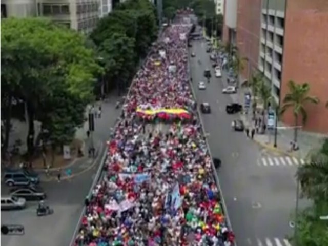 Populao protesta contra reeleio contestada de Maduro na Venezuela