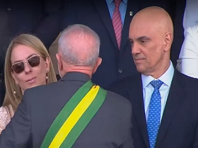 Plateia grita em apoio a Alexandre de Moraes antes do desfile em Braslia