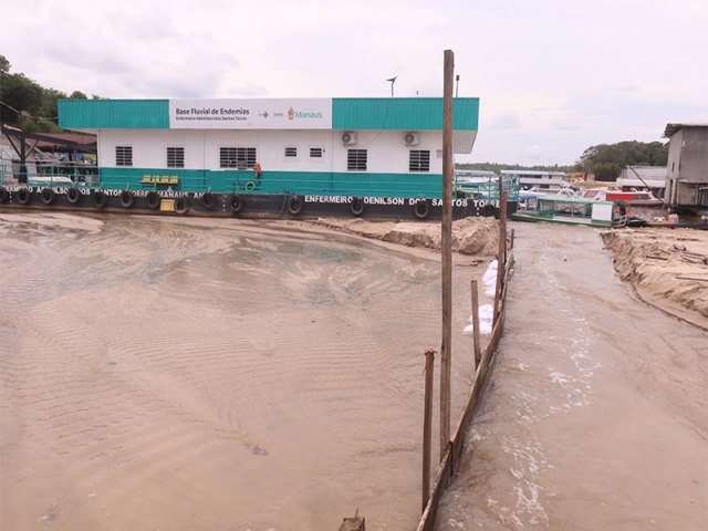 Seca do Rio Negro encalha balsa, que bloqueia fluxo de gua em Manaus