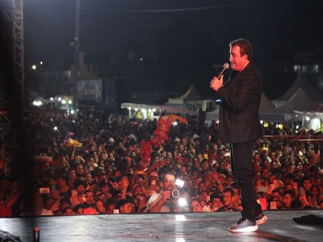 Amado Batista encerra comemoraes dos 355 anos de Manaus com show na alameda Alphaville