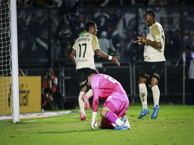 Vasco faz 3, leva susto do Bahia, mas vence e  nono no Brasileiro