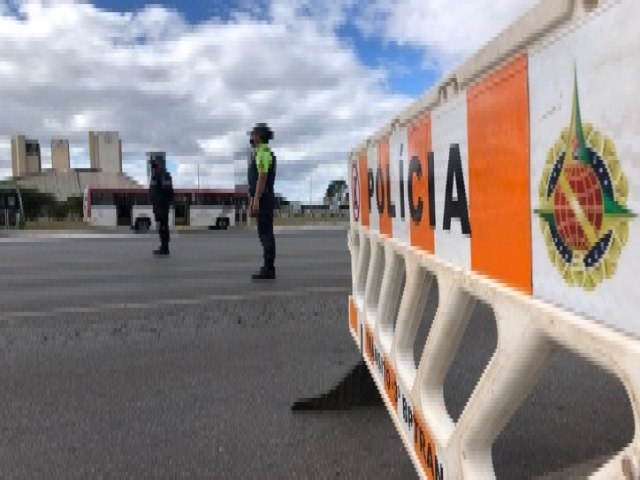 TRNSITO NA ESPLANADA DOS MINISTRIOS, EM BRASLIA,  BLOQUEADO NESTE SBADO (14)