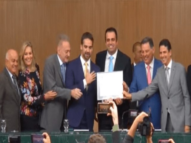 Assembleia Legislativa Eduardo Leite recebe o ttulo de cidado goiano na Assembleia Legislativa