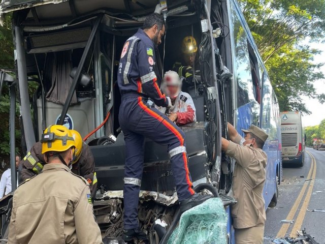 NIBUS BATE NA TRASEIRA DE CAMINHO NA BR-020