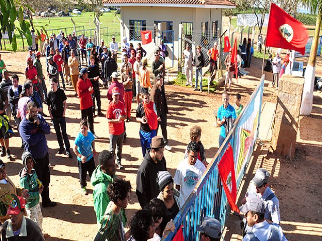 Deputados petistas se calam sobre invaso do MST e priso de sindicalista