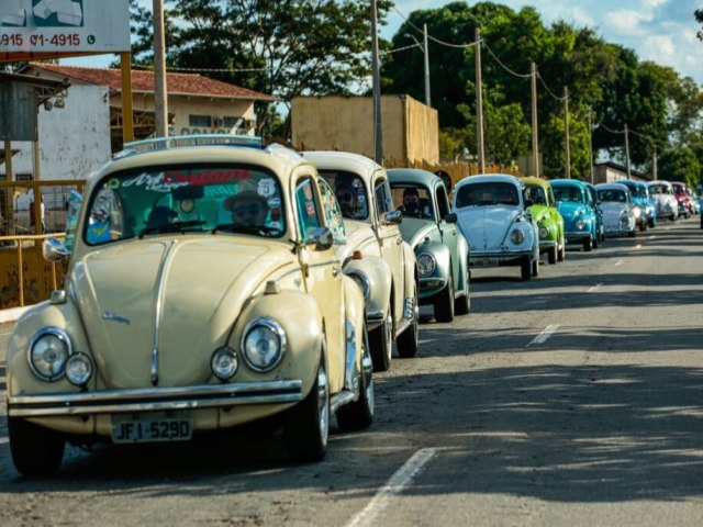 Associao faz romaria solidria com 200 carros antigos para Trindade