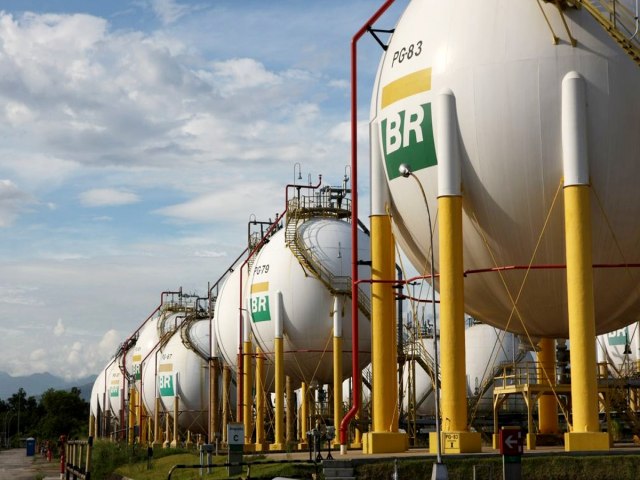 Aes da Petrobras sobem 2,5% com a nova poltica de preos