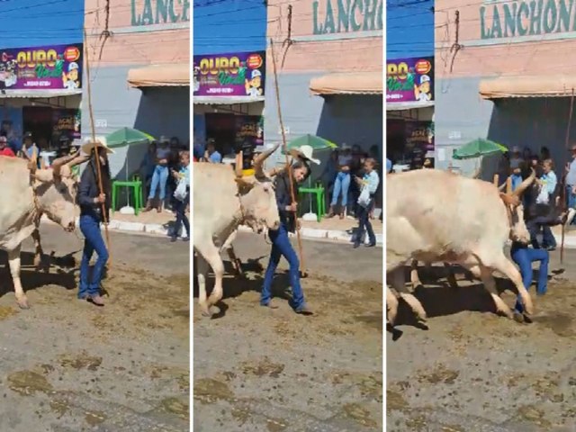 MULHER FICA FERIDA APS SER ATACADA POR BOI DURANTE DESFILE; VDEO