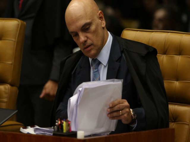 Alexandre Moraes retira sigilo de mensagens encontradas em celular de Mauro Cid