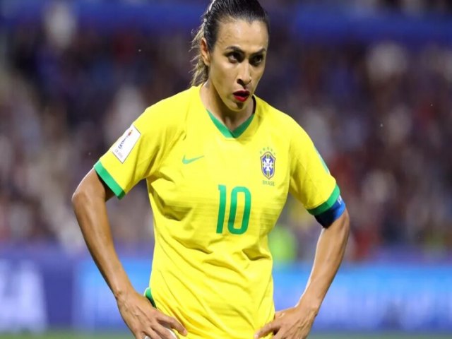 Marta leva pancada em treino da seleo brasileira, mas no preocupa; Nycole segue sem treinar