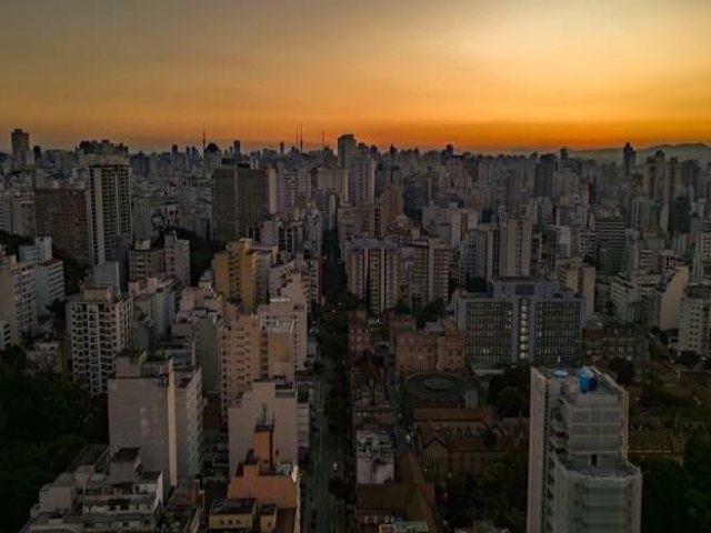 Teto que esquenta na favela, rvore e ar-condicionado no bairro rico: a desigualdade sob calor extremo