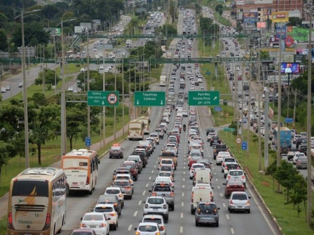 Com 2 milhes de veculos em circulao, vias do DF tm risco de colapso