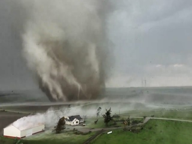 Tornado provoca mortes e destruio em Iowa, nos Estados Unidos