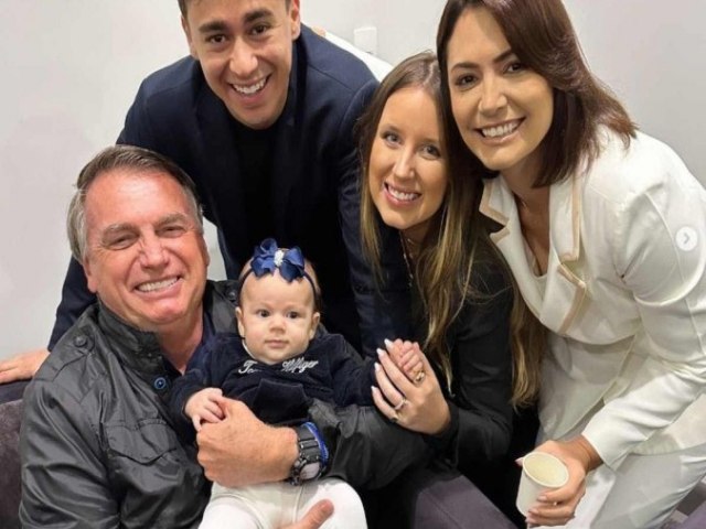 Nikolas posta foto com Bolsonaro e causa cime em filho do ex-presidente