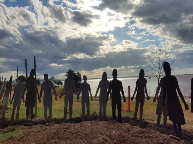 Artista plstico goiano cria escultura em homenagem aos heris desconhecidos das enchentes do Rio Grande do Sul