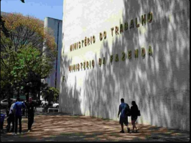 Dom�stica � resgatada ap�s 55 anos de trabalho an�logo � escravid�o; d�vida � de R$ 1,5 milh�o Idosa passou mais de meio s�culo trabalhando sem receber