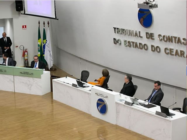 TCE recomenda aprovao das contas dos governos de Camilo Santana e Izolda Cela com 54 ressalvas
