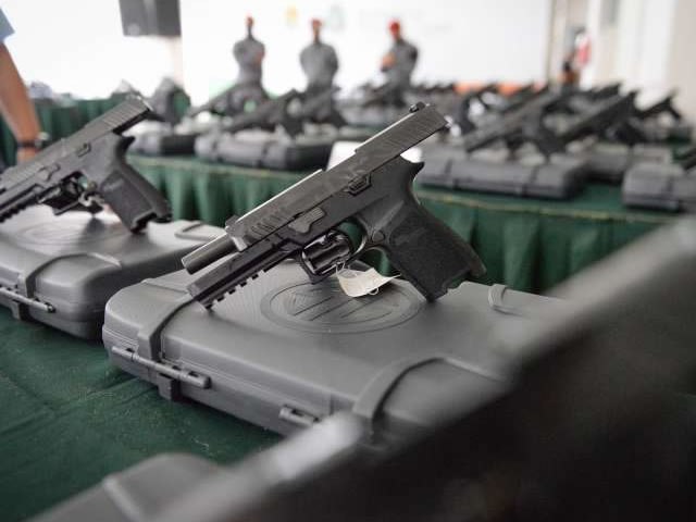 Governo do Cear entrega quase 2.300 pistolas  Polcia Militar