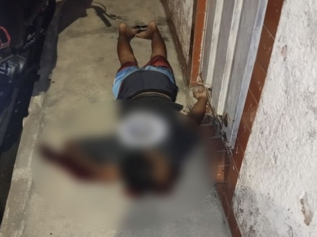 Homem executado a tiros na calçada de sua casa na Vila Fátima em Juazeiro do Norte