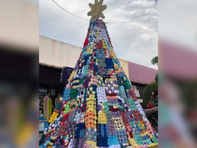 Árvore de Natal feita por mais de 900 fuxicos por senhoras do CRAS abre natal de Missão Velha