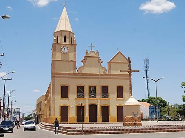 Iguatu: O afastado Ednaldo Lavor em decreto cancela a construção da estátua da Senhora Sant’anna