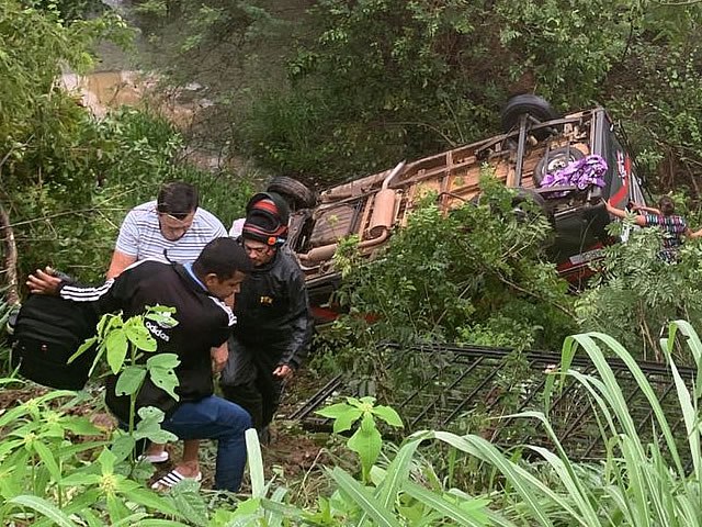 Topic com 15 passageiros capota na Rodovia Padre Ccero em Caririau na manh de hoje e deixa 15 passageiros feridos