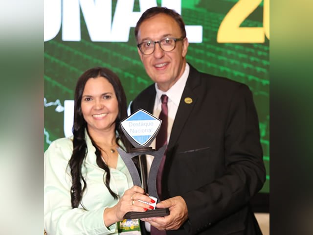 Presidente da Cmara de Misso Velha Macielle Macedo  premiada com o Trofu Destaque Nacional, da Unio dos Vereadores do Brasil