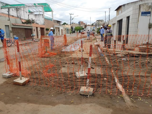 Cagece realiza manuteno de rede de esgoto na Avenida Dr. Floro Bartolomeu