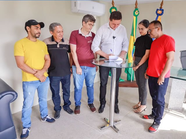 Prefeito Gledson Bezerra assina ordem para reforma do Mercado Jos Tefilo Machado
