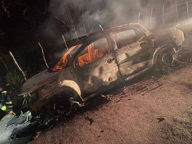 Fiat Strada usado pelos pistoleiros para matar ex-vereador Erasmo Morais  encontrado incendiado na madrugada desta quinta-feira, em Crato