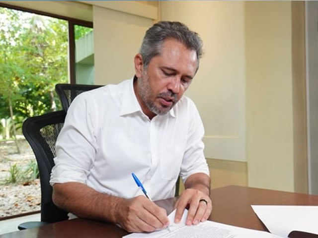 Governador Elmano de Freitas troca mais oito nomes no comando de secretarias e estruturas do Governo