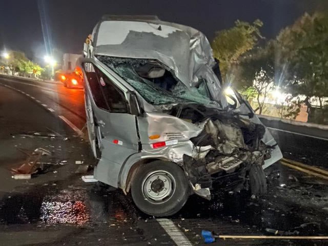 Coliso entre um micro-nibus e um caminho deixou dois cavalos mortos e quatro pessoas feridas em Milagres