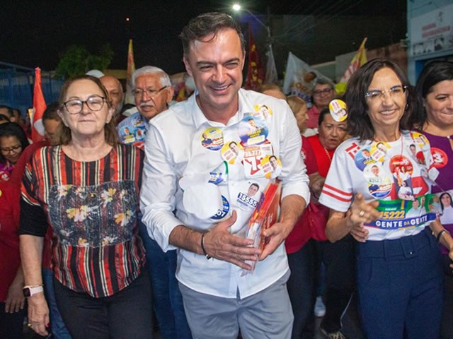 Fernando Santana realiza caminhada nos bairros Piraj e Franciscanos