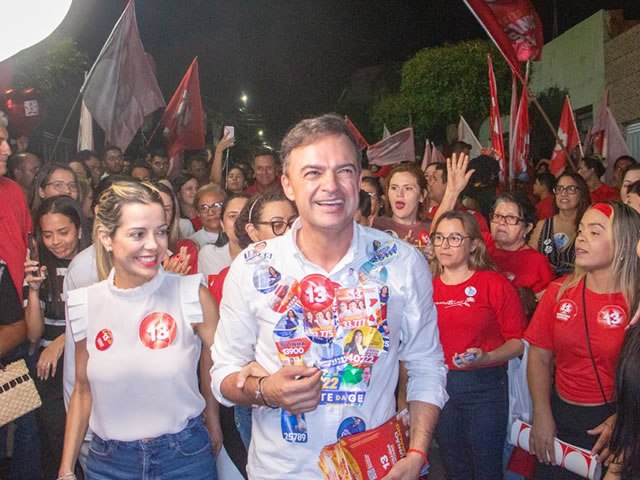 Em caminhada na Vila Ftima, Fernando Santana refora compromisso com a participao popular