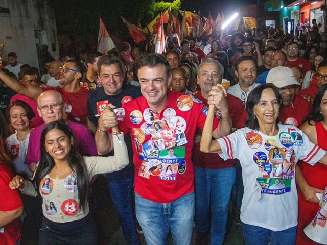 Fernando Santana realiza caminhada no Jardim Gonzaga e destaca propostas para a educao