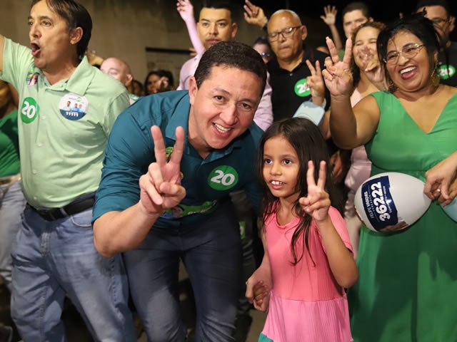 Em caminhada no bairro Pedrinhas, Gldson anuncia entrega do PSF e mais reformas na educao