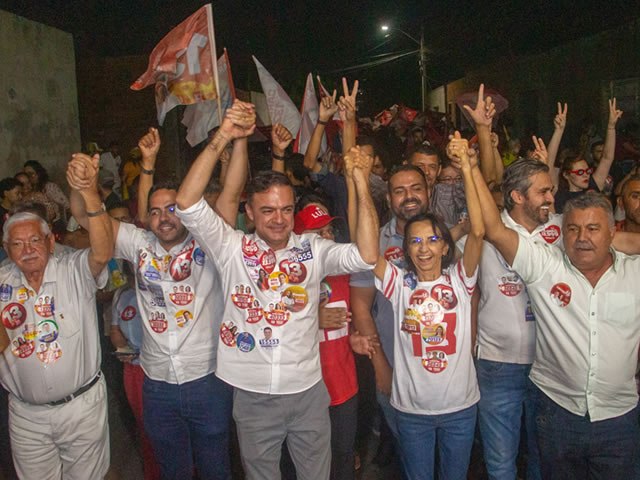 Fernando Santana visita o Conjunto Habitacional So Sebastio I e II em mais uma caminhada