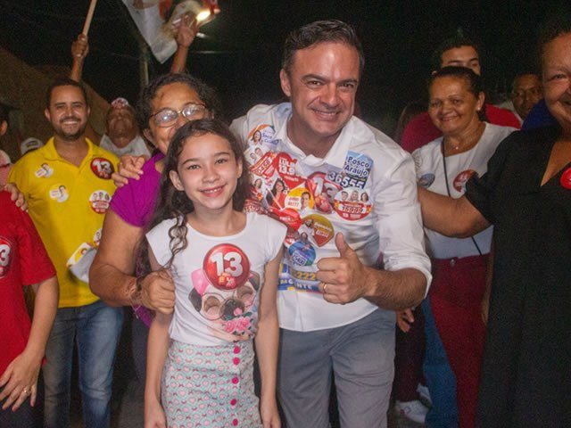 Fernando Santana realiza caminhada e recebe apoio dos moradores do seu bairro, São José