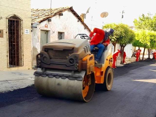 Ruas do bairro Seminrio em Crato recebem pavimentao asfltica