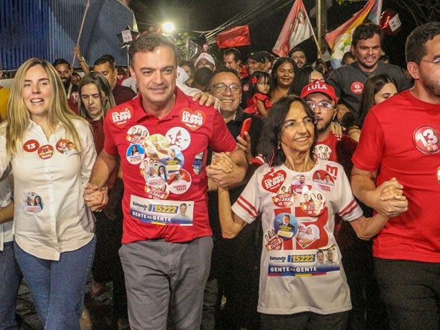 Fernando Santana realiza caminhada no Horto com Jade Romero, que refora apoio ao candidato