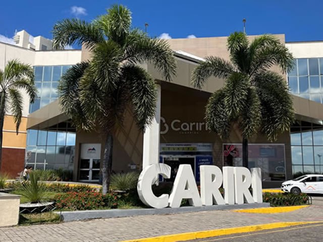 Outubro Rosa: Cariri Shopping realiza ação de conscientização com corte de cabelo gratuito e doação