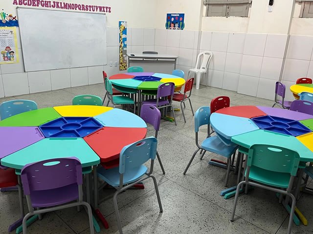 Prefeitura de Juazeiro do Norte distribui mobilirios novos para as escolas municipais