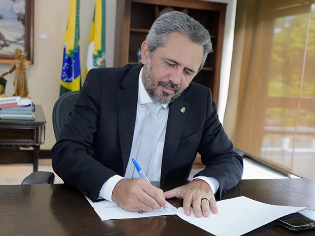 Governador Elmano de Freitas anuncia pagamento da segunda parcela do 13 salrio dos servidores pblicos no prximo dia 13 de dezembro