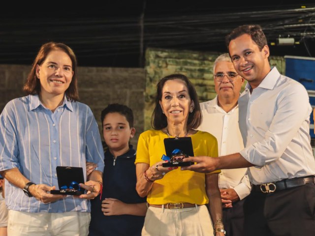 Câmara de Juazeiro do Norte homenageia familiares dos Irmãos Bezerra de Menezes com Medalha do Centenário