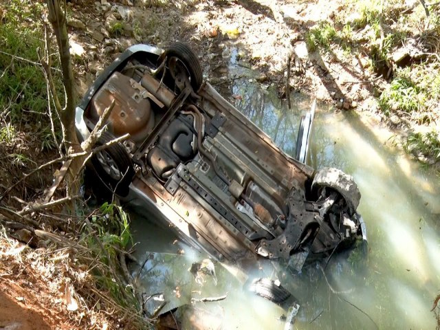 Carro cai em aude e idosa morre em Araatuba.