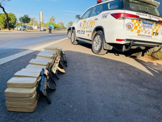 Operao da polcia apreende fuzis e carga de cocana em carreta