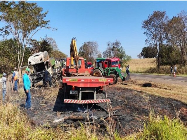 Motorista morre carbonizado aps bater de frente com caminho